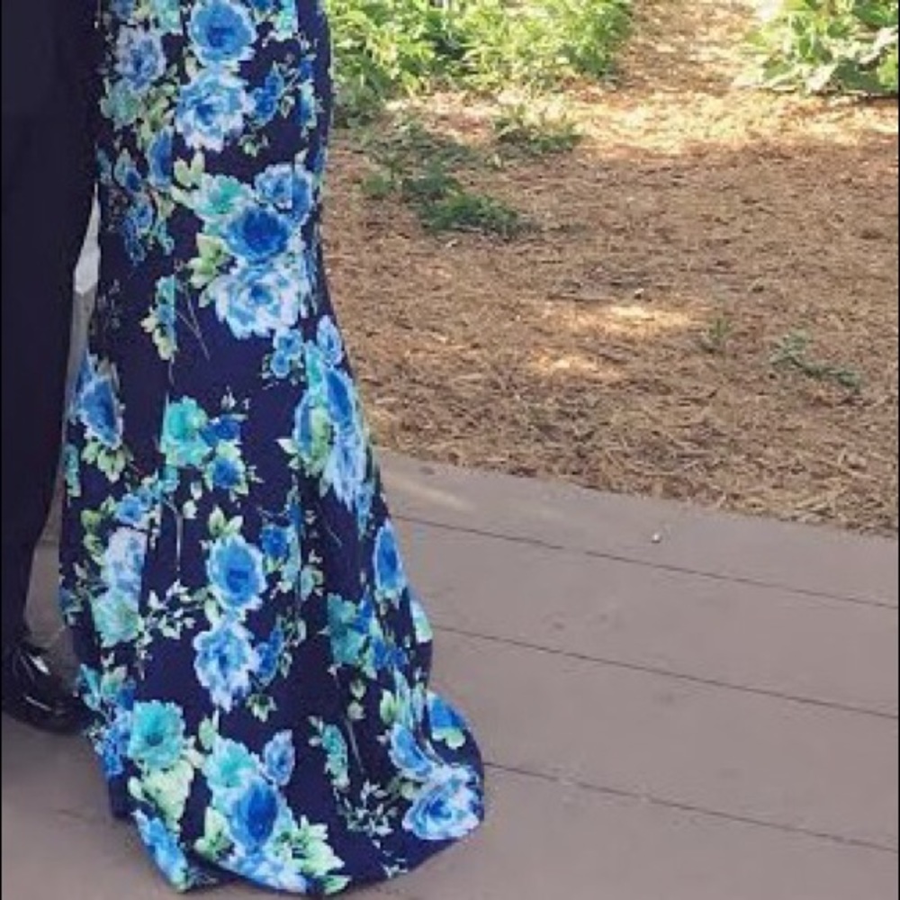 Prom dress!! - Picture 2 of 7